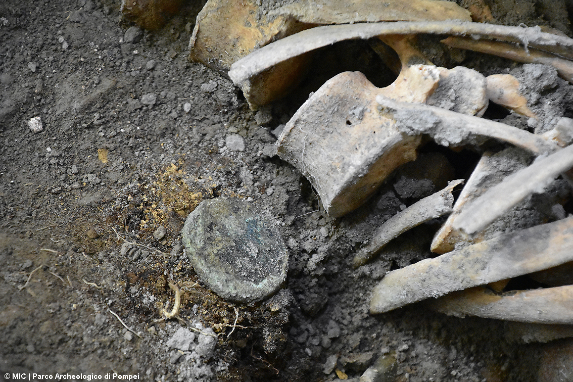 I resti di altre due vittime dell'eruzione ritrovati nella Regio IX di Pompei, c’è anche un piccolo tesoro di monete e ornamenti preziosi