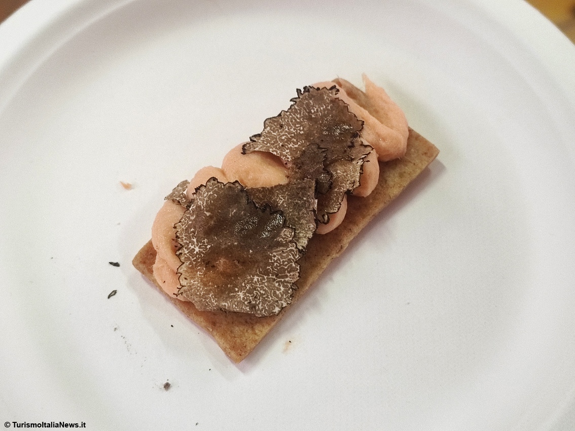 La creazione dello chef della Cantina Sociale di Cantiano, Davide Moioli: trota marinata con maionese all'aglio orsino