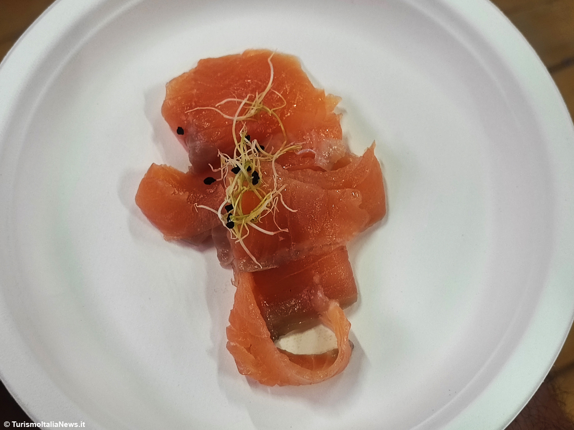 La creazione dello chef della Cantina Sociale di Cantiano, Davide Moioli: frolla grezza con mousse di trota e tartufo estivo