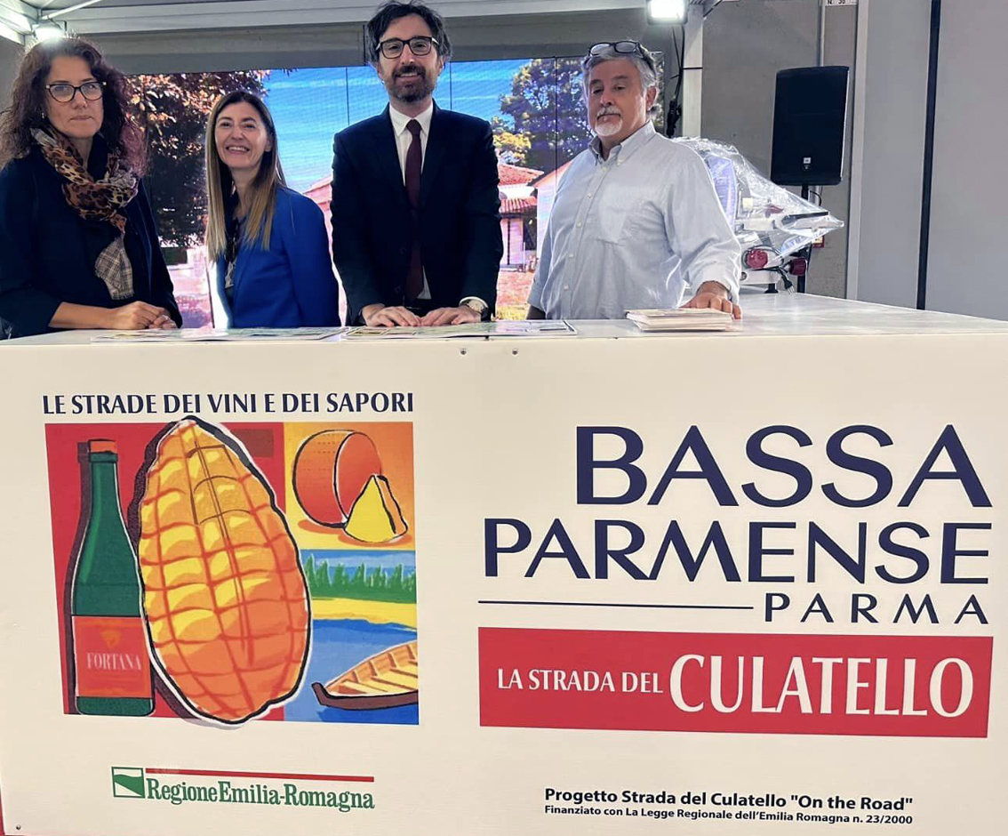 Castelli del Ducato con il direttore Maurizio Pavesi e lo staff Antonella Fava e Francesca Maffini ed il presidente de La Strada del Culatello Alessandro Gattara, sindaco del Comune di Roccabianca