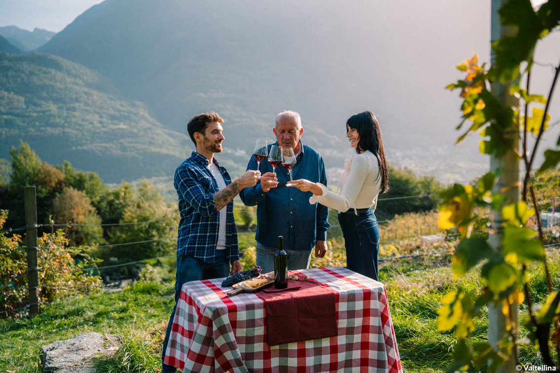 Lungo la Strada del Vino della Valtellina, tra cantine, terrazzamenti vitati e antichi borghi
