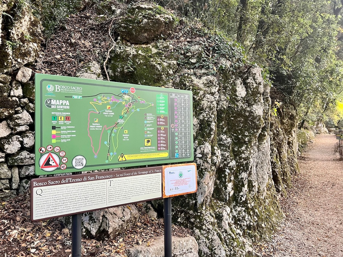 images/stories/varie_2025/Assisi_SegnaleticaBoscoEremo_01.jpg
