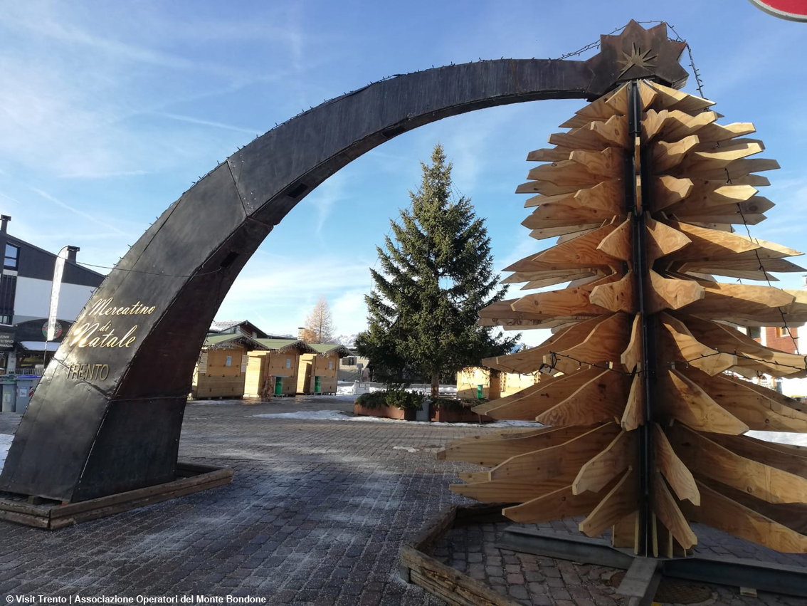Il Natale che accende il Monte Bondone tra voglia di sci e atmosfere alpine: il Villaggio profuma di tradizione