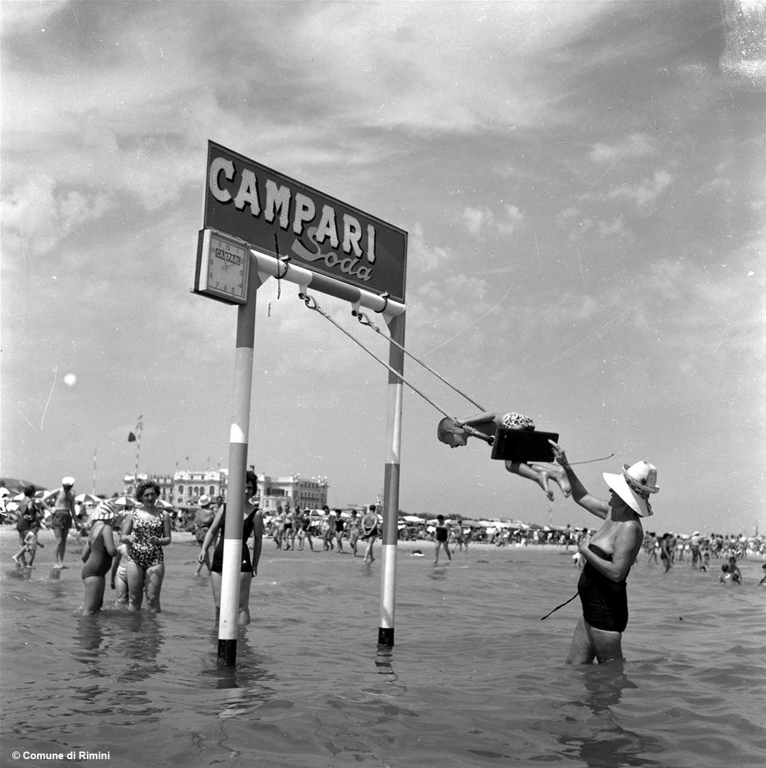 Rimini, l’altalena che fa volare i ricordi: torna per l’estate 2025 il simbolo della Riviera