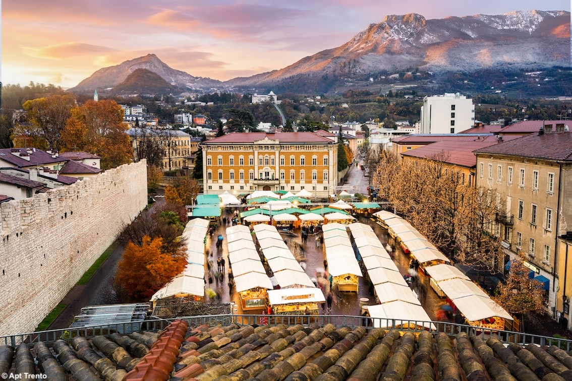 Trento si accende di magia: l’incanto luminoso che trasforma Piazza Duomo nella capitale del Natale