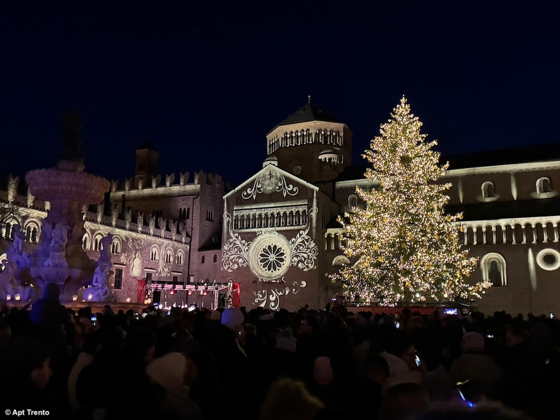 Trento si accende di magia: l’incanto luminoso che trasforma Piazza Duomo nella capitale del Natale