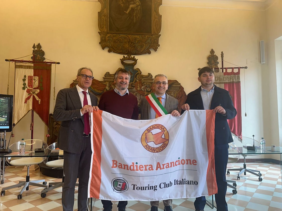 images/stories/varie_2025/Urbania_BandieraArancioneTci_01.jpg