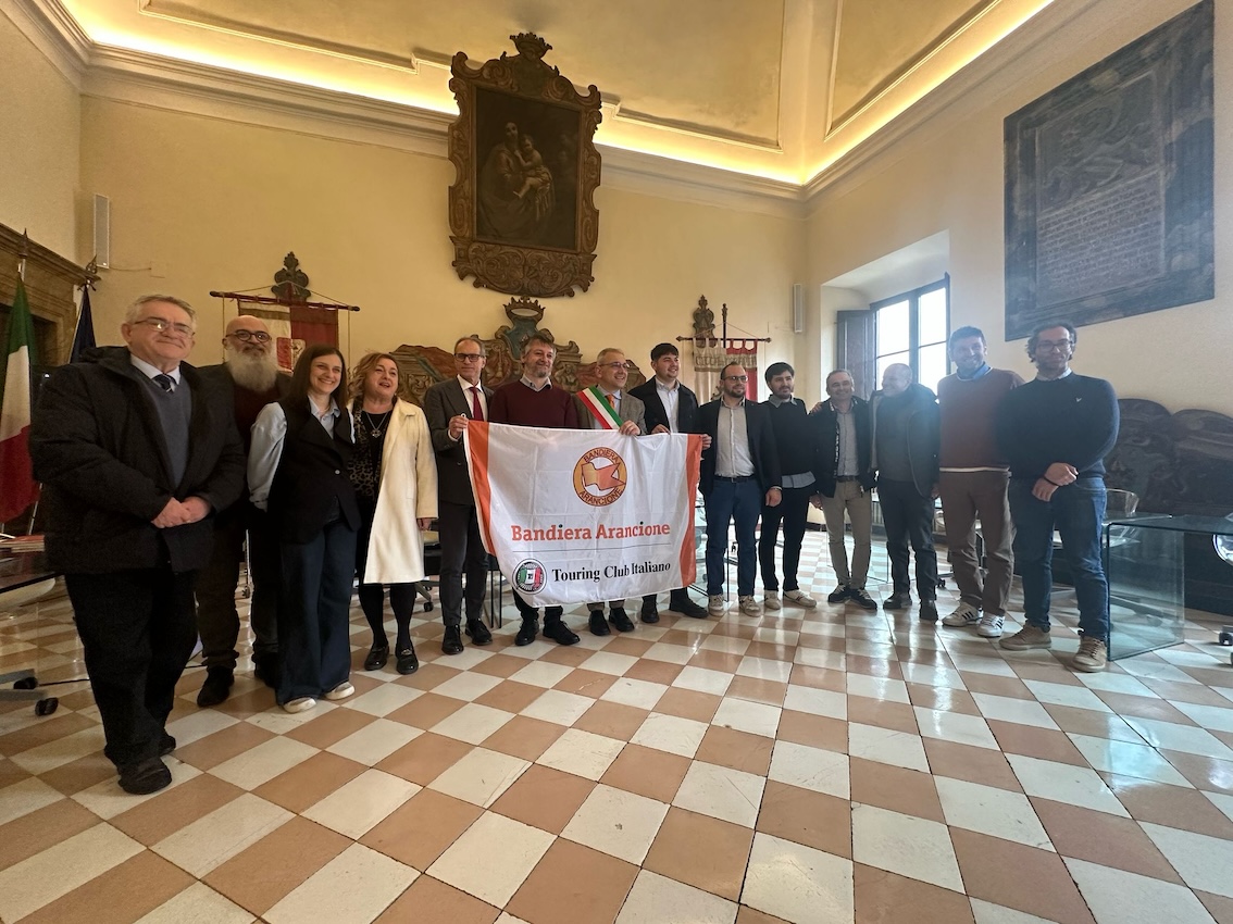 Ad Urbania la Bandiera Arancione del Touring Club: “Riconosciuto il percorso che crede nel turismo”