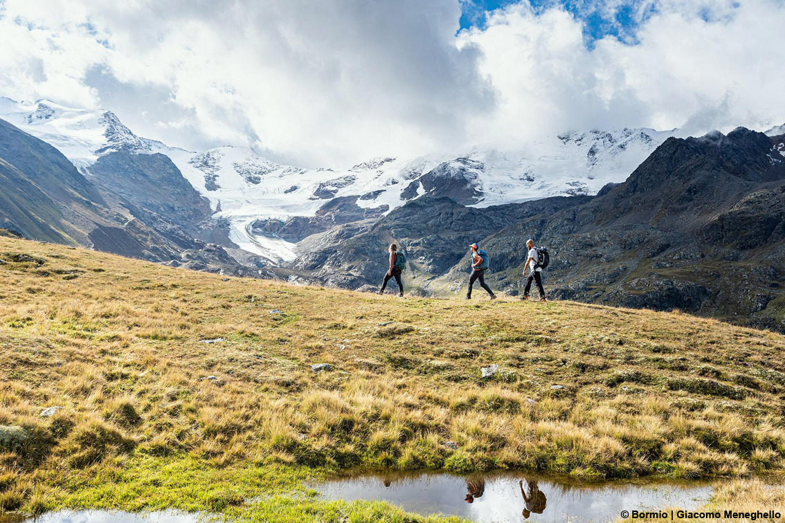 Sono moltissimi gli itinerari che meritano di essere esplorati in questo angolo del Parco Nazionale dello Stelvio: dal Sentiero Glaciologico - alto e basso - al Passo Zebrù