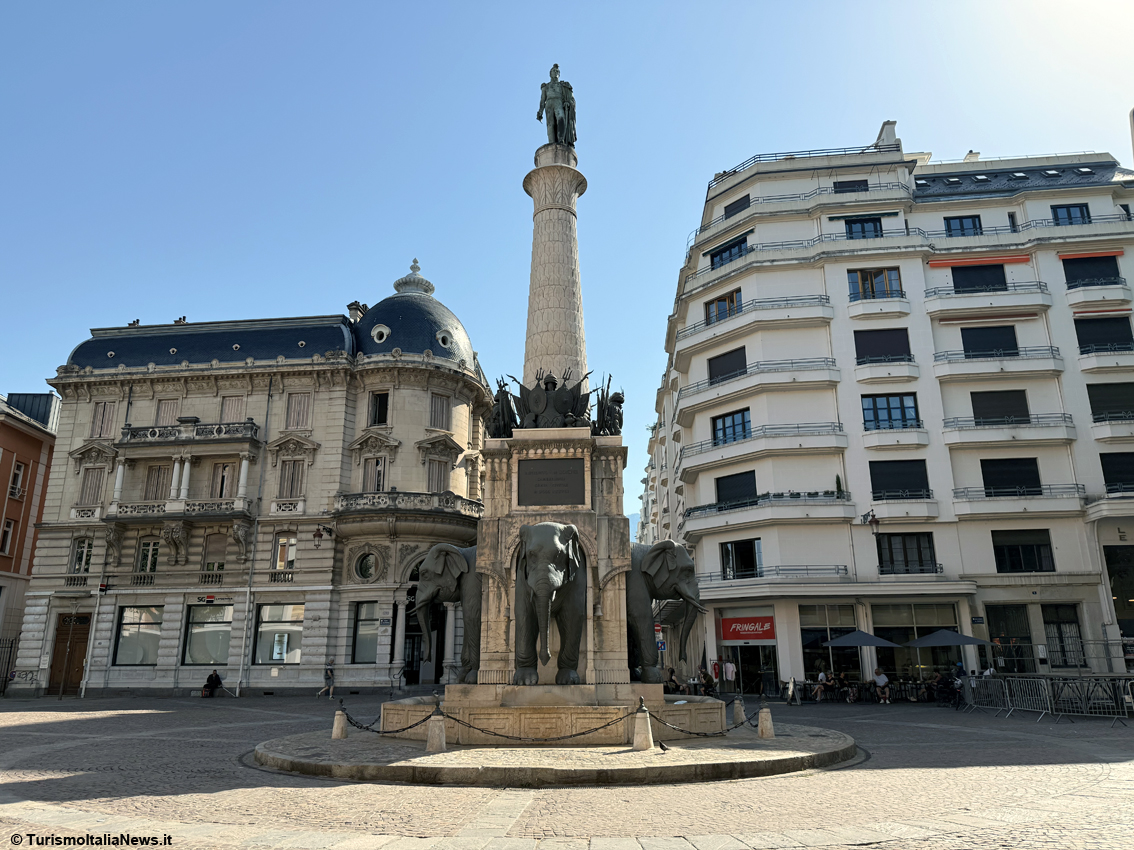 Gli elefanti senza… fondoschiena: il monumento più sorprendente di Chambéry, in Savoia, strappa un sorriso da quasi due secoli