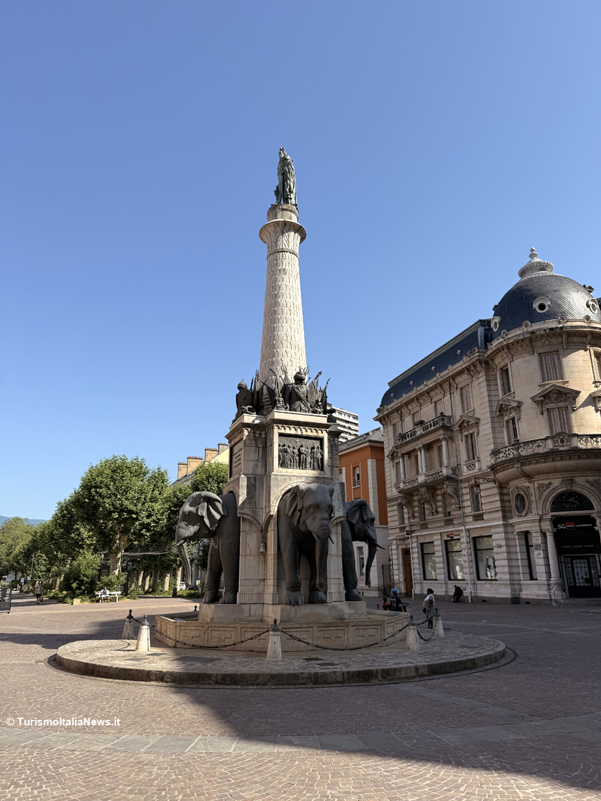 Gli elefanti senza… fondoschiena: il monumento più sorprendente di Chambéry, in Savoia, strappa un sorriso da quasi due secoli