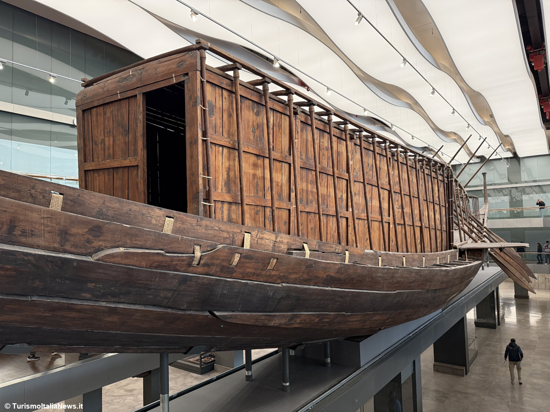 La barca del Sole torna a vivere: nel nome del faraone Cheope si apre il cantiere della storia al Gem del Cairo