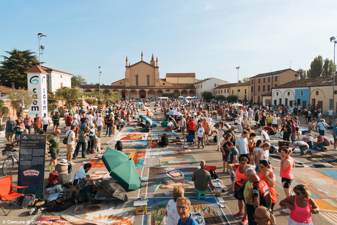 Sei secoli di meraviglia: con l’Antichissima Fiera delle Grazie e i madonnari il Ferragosto diventa un capolavoro a cielo aperto