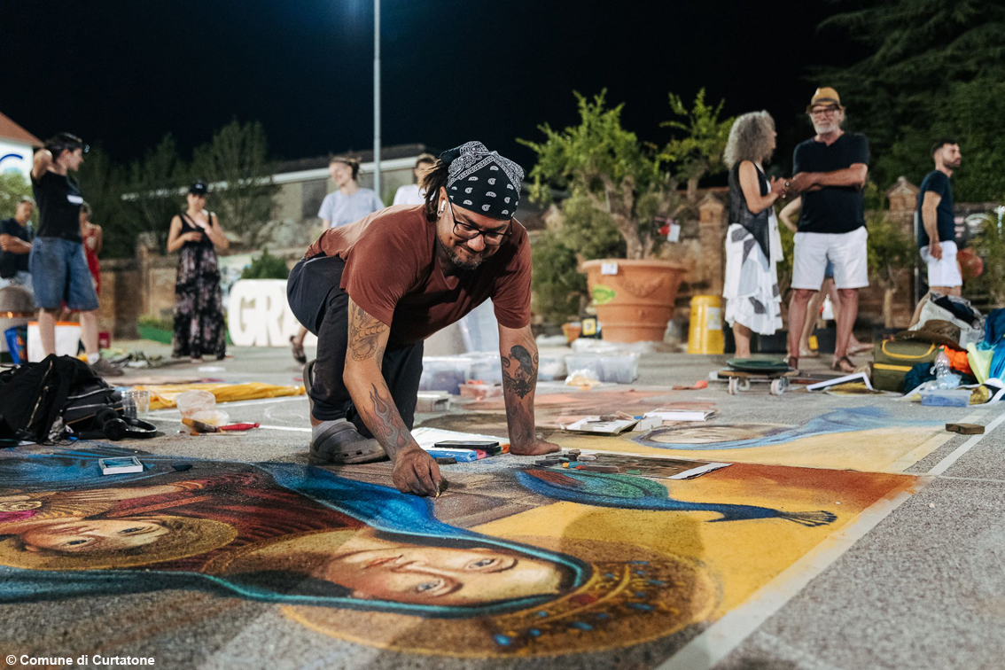 Sei secoli di meraviglia: con l’Antichissima Fiera delle Grazie e i madonnari il Ferragosto diventa un capolavoro a cielo aperto