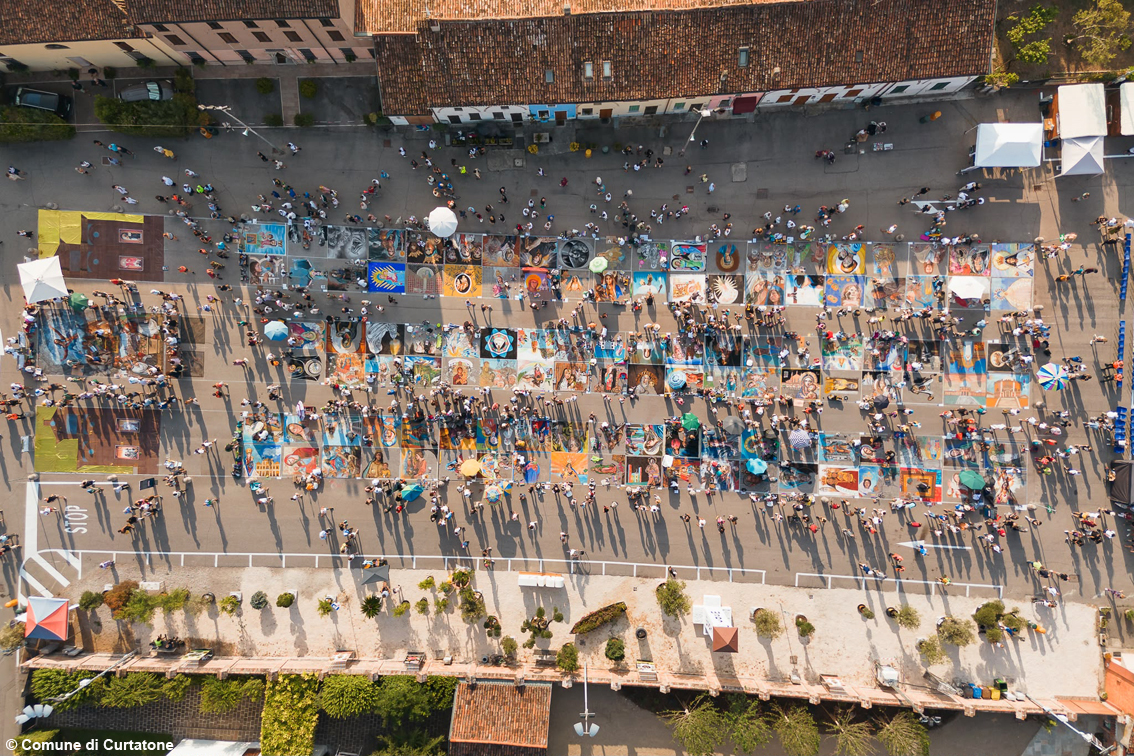 Sei secoli di meraviglia: con l’Antichissima Fiera delle Grazie e i madonnari il Ferragosto diventa un capolavoro a cielo aperto