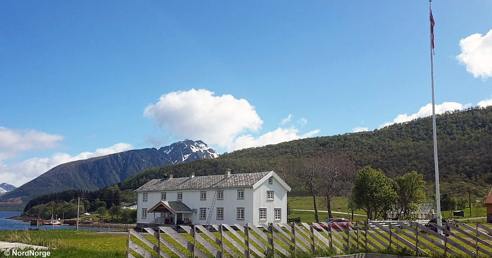 Per la prima volta nella sua storia, il Nord della Norvegia conquista una Stella Michelin, entrando ufficialmente nella mappa delle destinazioni gastronomiche più prestigiose del mondo. Il riconoscimento è stato assegnato al ristorante Kvitnes Gård, situato nell'arcipelago delle Vesterålen