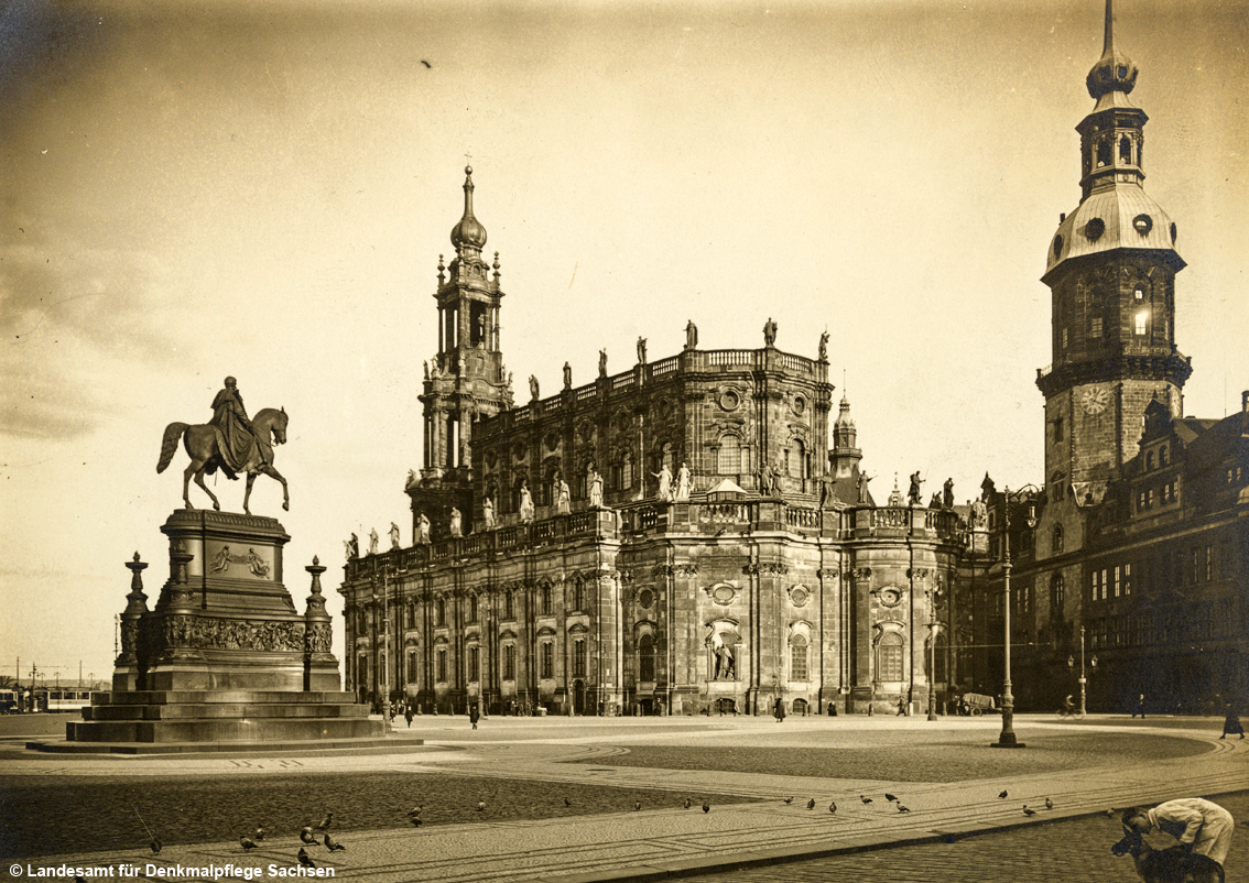 Dresda, Theaterplatz con la cattedrale della Santissima Trinità e il Castello della Residenza, in primo piano, la statua equestre del re Johann, fotografo sconosciuto, 1940 circa - © Landesamt für Denkmalpflege Sachsen, Raccolta di immagini (Ente regionale per la tutela dei beni culturali della Sassonia)