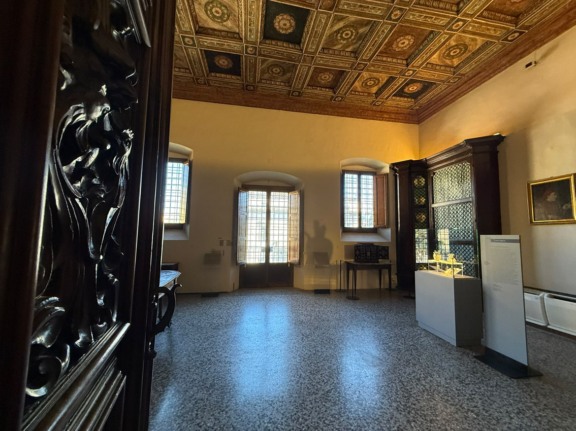 Firenze, il segreto della porcellana dei Medici riemerge a San Marco: due rarissimi vasi entrano nel museo