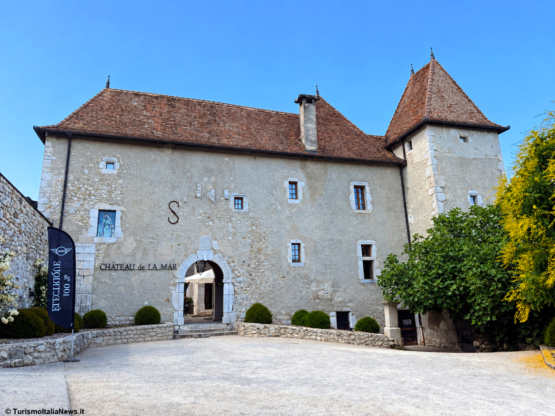 Qui il vino si sposa con otto secoli di storia: lo Château de La Mar, il castello che domina il Marestel, in Savoia