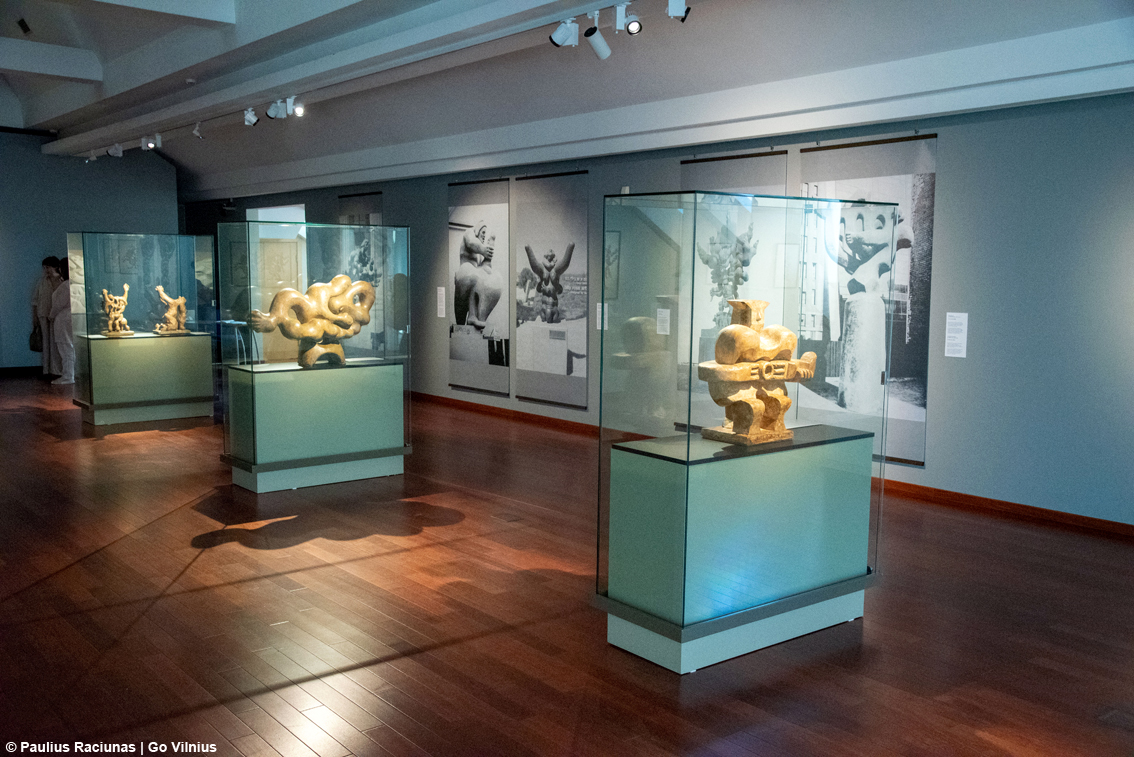 images/stories/varie_2026/Vilnius_JacquesLipchitz_SculpturesPilgrims_01.jpg