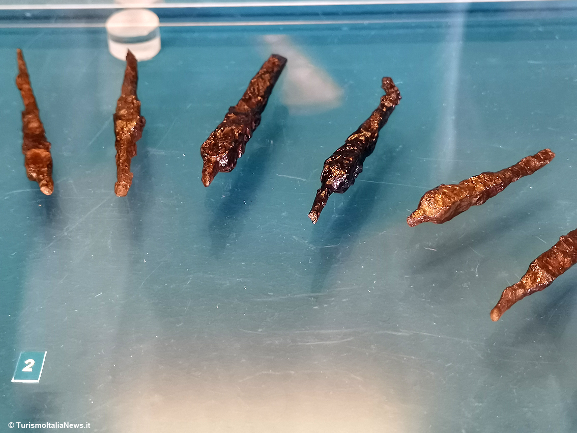 Se in passato era Julia Concordia, l’aggiunta di Sagittaria si rifà invece all’antica fabbrica di frecce prodotte per tutto l’esercito romano, alcuni esemplari delle quali sono conservate nel centro espositivo dell’area archeologica di piazza Cardinal Costantini