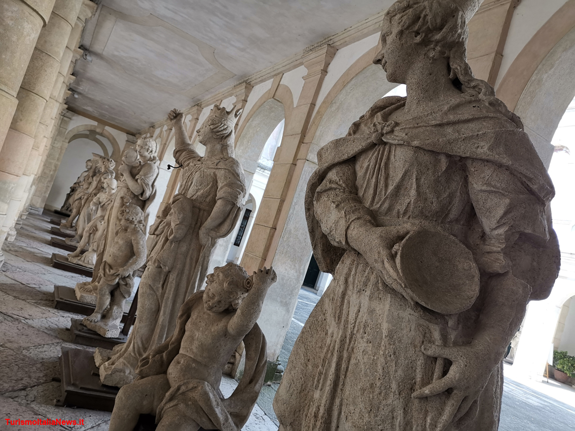 Villa Pisani a Stra: le sculture originali che decoravano il prospetto dell'edificio, ora sostituite con copie per garantirne la conservazione (foto di TurismoItaliaNews.it per gentile concessione del Ministero per i beni e le attività culturali – Polo Museale del Veneto)
