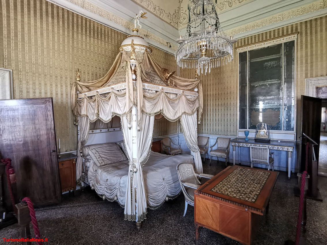Villa Pisani a Stra: nell’appartamento napoleonico il grandioso letto a baldacchino sormontato dall'iniziale dell'imperatore (foto di TurismoItaliaNews.it per gentile concessione del Ministero per i beni e le attività culturali – Polo Museale del Veneto)
