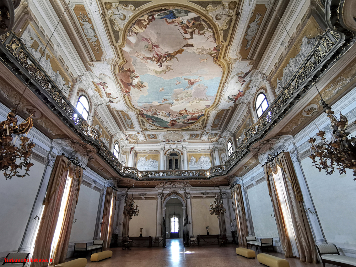 Villa Pisani a Stra: l’immenso affresco di Giambattista Tiepolo realizzato sul soffitto del salone da ballo raffigurante il “Trionfo della famiglia Pisani” (foto di TurismoItaliaNews.it per gentile concessione del Ministero per i beni e le attività culturali – Polo Museale del Veneto)