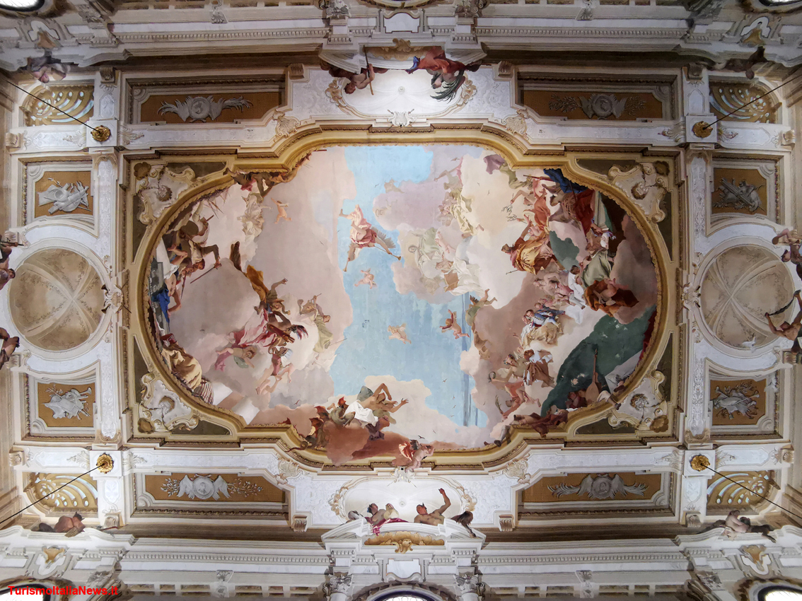 Villa Pisani a Stra: l’immenso affresco di Giambattista Tiepolo realizzato sul soffitto del salone da ballo raffigurante il “Trionfo della famiglia Pisani” (foto di TurismoItaliaNews.it per gentile concessione del Ministero per i beni e le attività culturali – Polo Museale del Veneto)