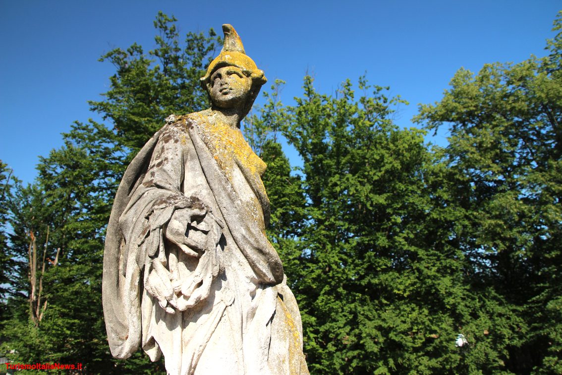 Villa Pisani a Stra: al centro del labirinto è posizionata una torretta sormontata da una statua di Minerva (foto di TurismoItaliaNews.it per gentile concessione del Ministero per i beni e le attività culturali – Polo Museale del Veneto)