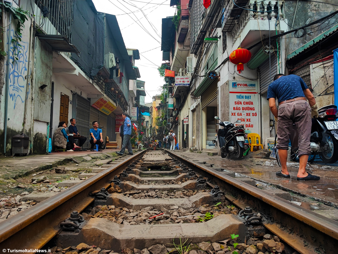 Vietnam, stop ai tour sulla famosa Train Street di Hanoi: il Dipartimento del turismo li vieta, “troppi rischi”