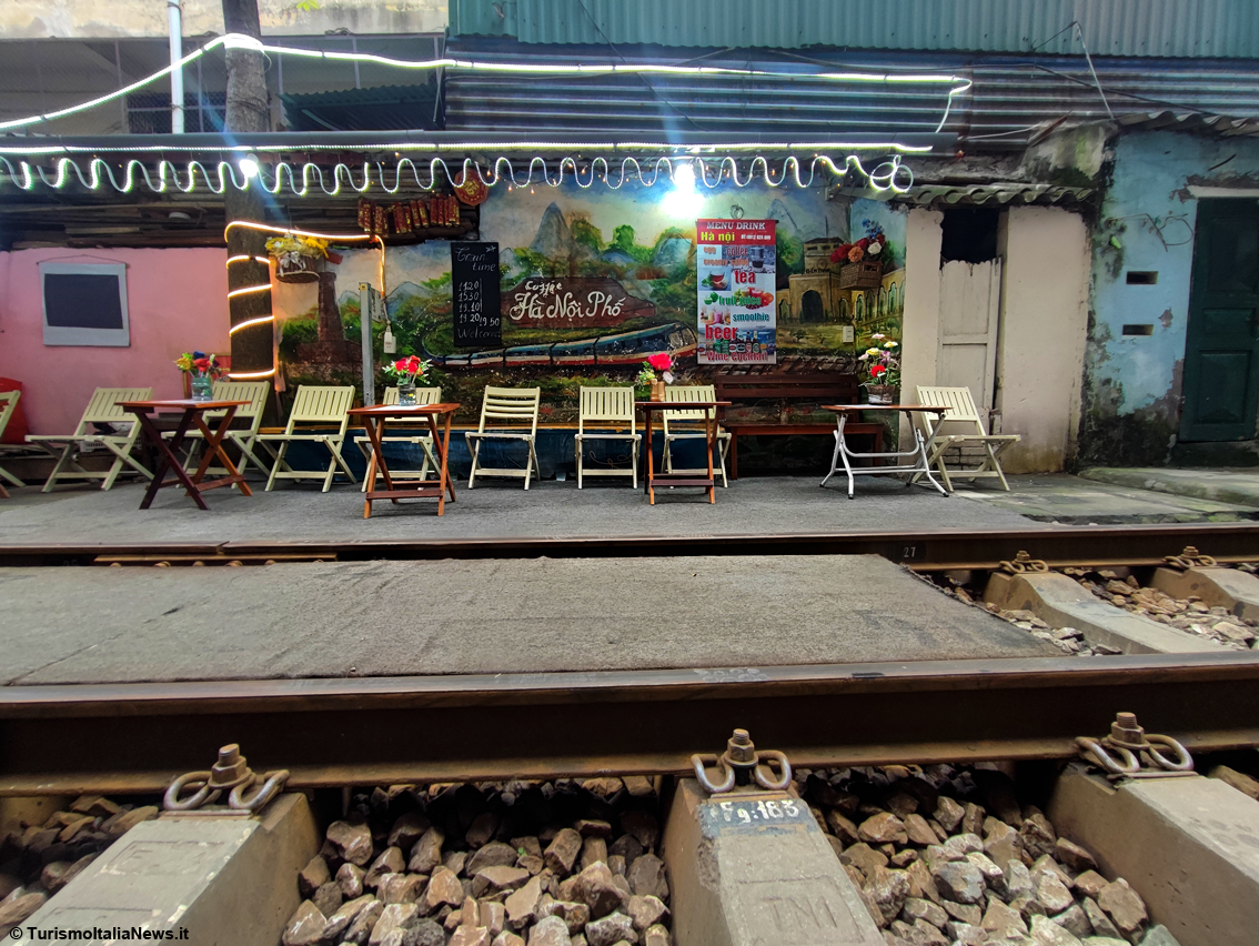 Vietnam, stop ai tour sulla famosa Train Street di Hanoi: il Dipartimento del turismo li vieta, “troppi rischi”